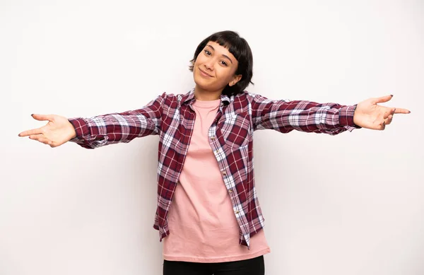 Jonge Vrouw Met Kort Haar Presenteren Uitnodigen Komen Met Hand — Stockfoto