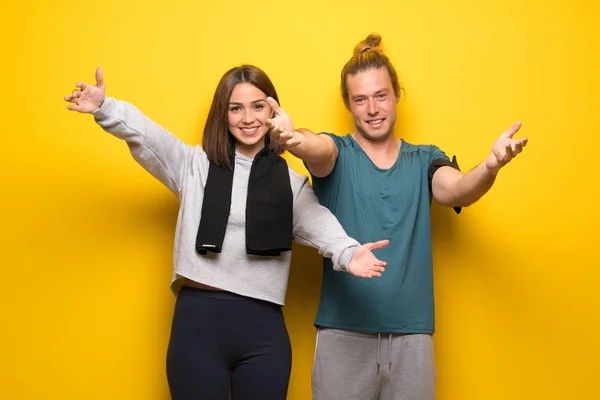 Grupo Atletas Sobre Fundo Amarelo Apresentando Convidando Para Vir Com — Fotografia de Stock