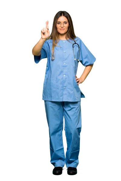 Cuerpo Completo Enfermera Joven Con Dedos Cruzando Deseando Mejor — Foto de Stock