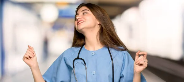 Jovem Enfermeira Gosta Dançar Enquanto Ouve Música Uma Festa Hospital — Fotografia de Stock