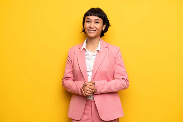 Σύγχρονη Γυναίκα Ροζ Επαγγελματικό Κοστούμι Ποζάρουν Και Γελάει Ψάχνετε Προς — Φωτογραφία Αρχείου