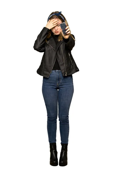 革のジャケットとティーンエイ ジャーの女の子のフルレングス ショット分離白背景に壊れた携帯電話に腹を立てください — ストック写真