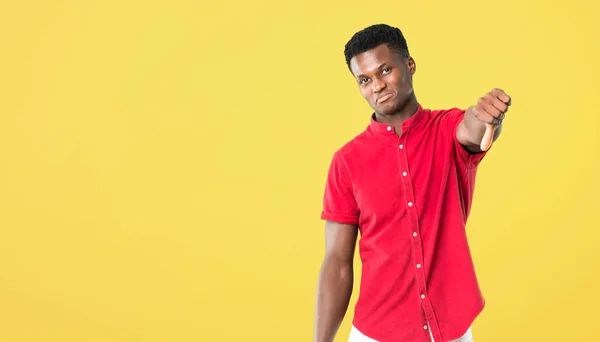 Unga Afroamerikanska Mannen Visar Tummen Ner Skylten Med Negativa Uttryck — Stockfoto