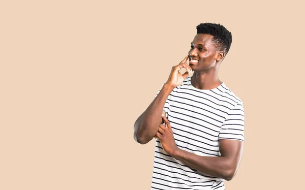 Homem Pele Escura Com Camisa Listrada Pensando Uma Ideia Enquanto — Fotografia de Stock