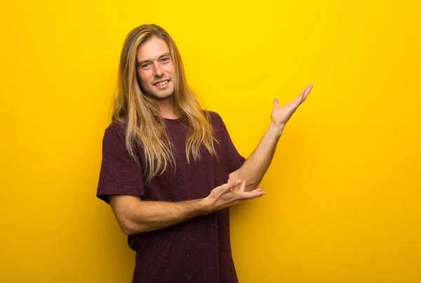 Blonder Mann Mit Langen Haaren Über Gelber Wand Die Hände — Stockfoto