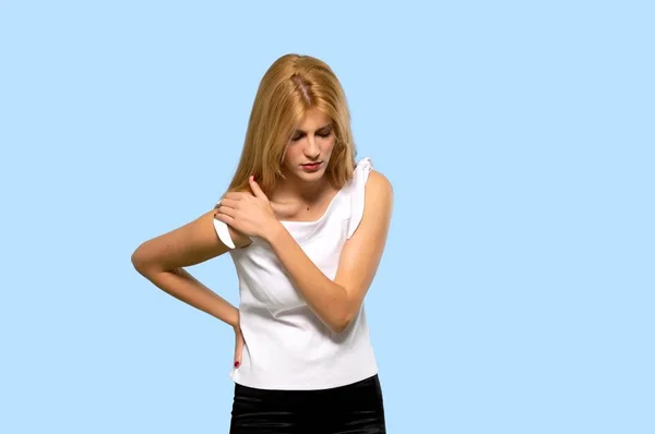 Junge Blonde Frau Leidet Unter Schmerzen Der Schulter Weil Sie — Stockfoto