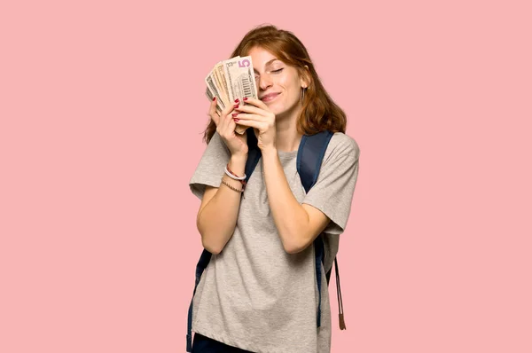 Νέοι Κοκκινομάλλα Φοιτητής Παίρνει Πολλά Χρήματα Ροζ Φόντο — Φωτογραφία Αρχείου