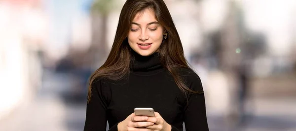 Menina Bonita Enviando Uma Mensagem Com Celular Livre — Fotografia de Stock