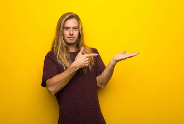 Blondyn Długie Włosy Nad Żółte Ściany Trzymając Miejsce Wyobraźni Dłoni — Zdjęcie stockowe