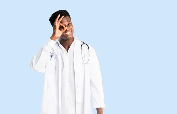 Afroamericano Medico Marche Divertente Pazzo Faccia Emozione Isolato Blu Sfondo — Foto Stock