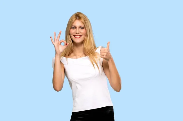 Молодая Блондинка Показывает Знак Давая Большой Палец Вверх Жест Изолированном — стоковое фото