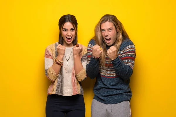 Hippie Pareja Sobre Amarillo Fondo Frustrado Por Una Mala Situación — Foto de Stock