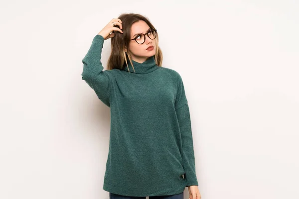 Teenager Girl White Wall Having Doubts While Scratching Head — Stock Photo, Image