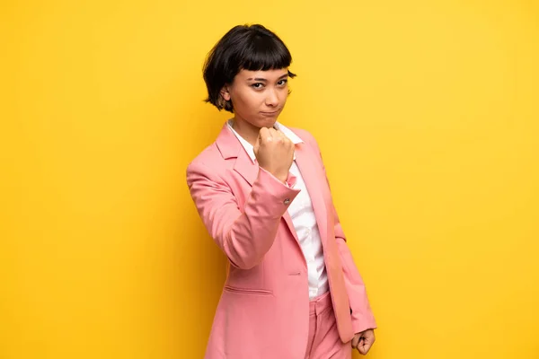 Σύγχρονη Γυναίκα Ροζ Business Κοστούμι Θυμωμένος Χειρονομία — Φωτογραφία Αρχείου