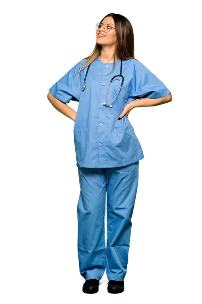 Cuerpo Completo Enfermera Joven Posando Con Los Brazos Cadera Riendo — Foto de Stock