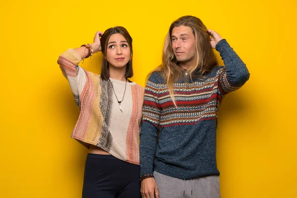 Hippi çift sarı arka plan kafa çizilmemesi süre şüpheleri üzerinde