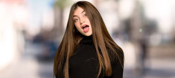 Chica Bonita Con Sorpresa Expresión Facial Impactada Aire Libre — Foto de Stock