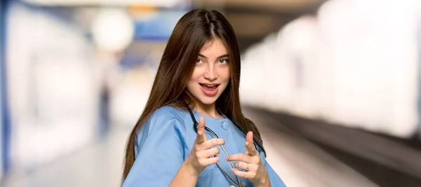 Young Nurse Pointing Front Smiling Hospital — Stock Photo, Image