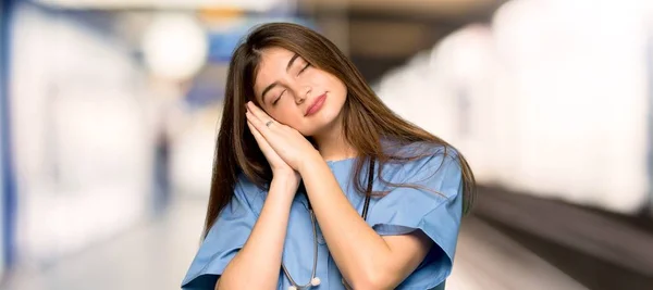 在医院里 年轻护士在可持续发展的表情中做出睡眠手势 — 图库照片