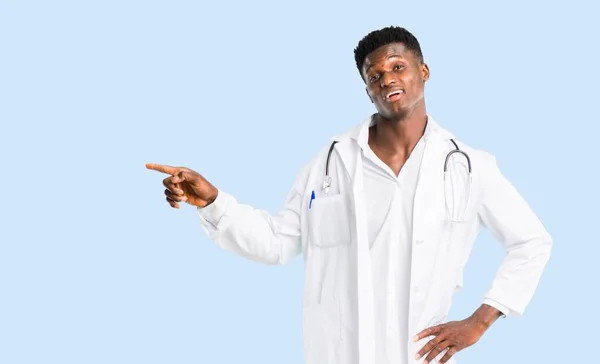 Medico Afroamericano Che Punta Dito Lato Presenta Prodotto Sorridendo Una — Foto Stock