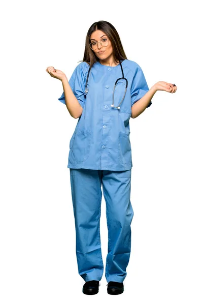 Corpo Inteiro Jovem Enfermeira Tendo Dúvidas Levantar Mãos Ombros — Fotografia de Stock
