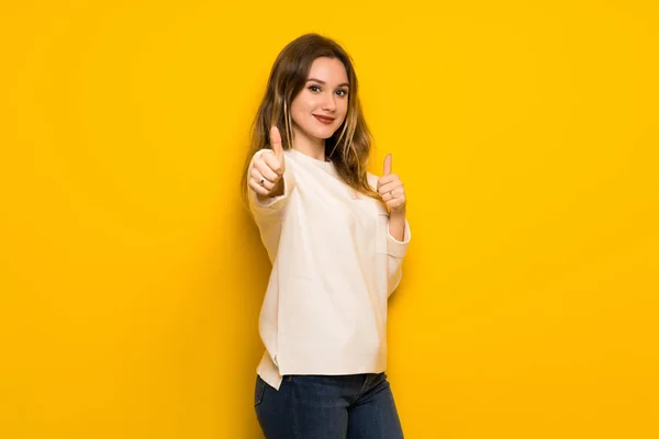 Adolescente Chica Sobre Amarillo Pared Dando Pulgar Hacia Arriba Gesto —  Fotos de Stock