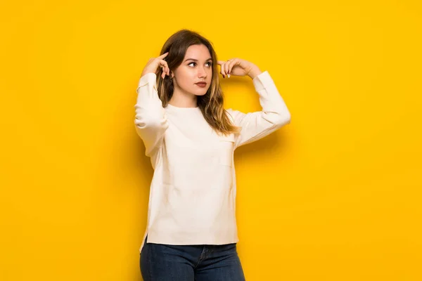 Sárga Falon Kétségek Gondoltam Tinédzser Lány — Stock Fotó