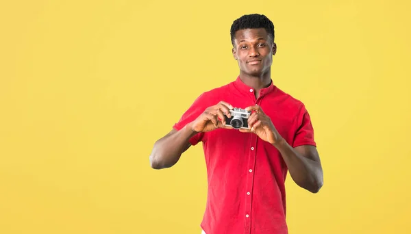Pemuda Afrika Amerika Memegang Kamera Latar Belakang Kuning — Stok Foto