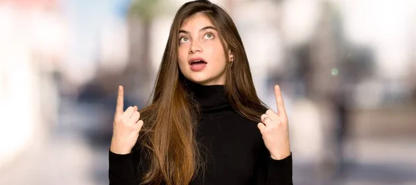 Menina Bonita Surpreso Apontando Para Livre — Fotografia de Stock