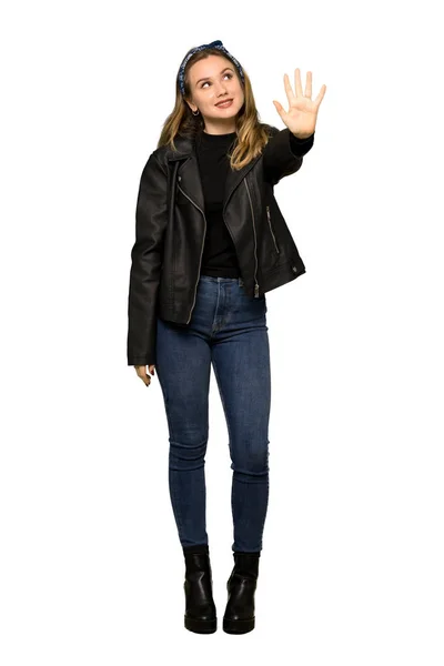 Uma Foto Completa Uma Adolescente Com Jaqueta Couro Contando Cinco — Fotografia de Stock