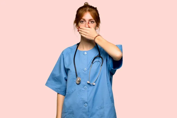 Молода Руда Медсестра Покриває Рот Руками Щоб Сказати Щось Неприйнятне — стокове фото