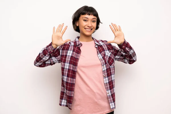 Mujer Joven Con Pelo Corto Contando Diez Con Los Dedos —  Fotos de Stock