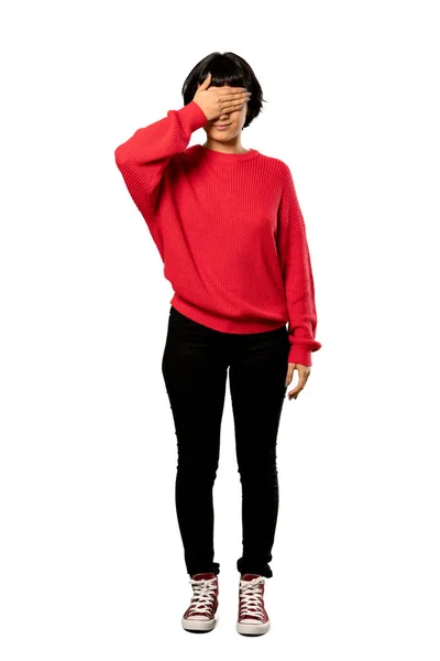 手で目を覆っている赤いセーターと短い髪の女の子のフルレングスのショット 分離の白い背景の上に何かを参照してくださいしたくないです — ストック写真