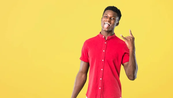 Joven Afroamericano Hombre Mostrando Lengua Cámara Teniendo Mirada Divertida Sacando — Foto de Stock