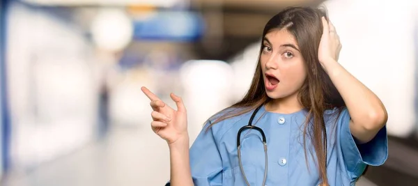 Jovem Enfermeira Apontando Dedo Para Lado Apresentando Produto Hospital — Fotografia de Stock