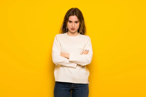 Adolescente Chica Sobre Amarillo Pared Sensación Molesto — Foto de Stock