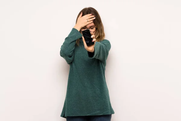 Adolescente Menina Sobre Parede Branca Com Conturbado Segurando Smartphone Quebrado — Fotografia de Stock