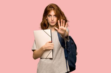 Pembe arka plan üzerinde yanlış düşünüyor bir durum inkar durdurmak jest yapma genç redhead öğrenci