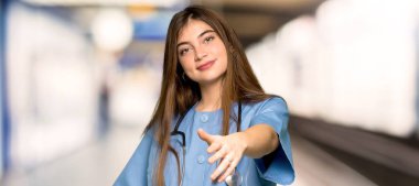 İyi bir anlaşma bir hastanede kapatmak için el genç hemşire