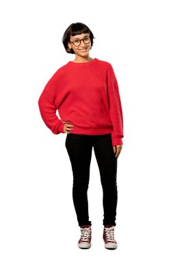 Kısa saçlı kız gözlüklü ve mutlu izole beyaz arka plan üzerinde kırmızı kazaklı tam uzunlukta bir kadeh