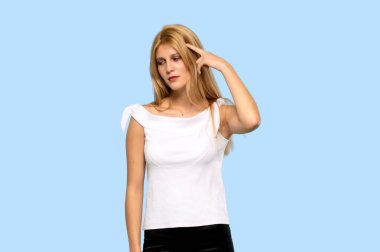 Sarışın genç kadın intihar jest yapma sorunları ile mavi arka plan izole