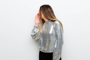 Beyaz duvar için lateral açık ağızlı bağırmayı üzerinde gözlüklü genç kadın