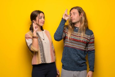 Hippi çift parmak geçiş ve en iyi dilek ile sarı arka plan üzerinde