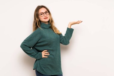 Beyaz duvar boşaltmak hayali avuç içinde tutan genç kız bir reklam eklemek için