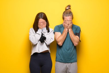 Grup sporcuların yorgun ve hasta ifade ile sarı arka plan üzerinde