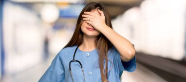 Genç eller tarafından kapsayan gözleri hemşire. Bir hastanede bir şey görmek istiyor musunuz