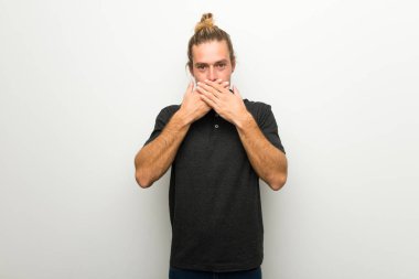 Beyaz duvar ağız uygunsuz bir şey söylediğin için el ile kaplama üzerinde uzun saçlı sarışın adam