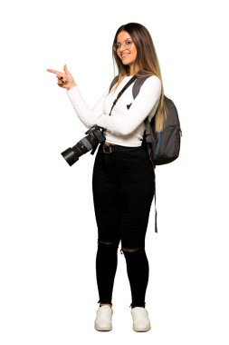 Yan yan pozisyonda genç fotoğrafçı kadın işaret eden parmağa tam vücut