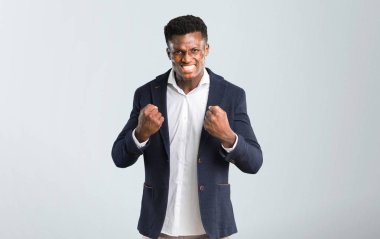 Afro-Amerikan yakışıklı bir ceket kızgın izole gri arka plan üzerine öfkeli jest olarak rahatsız