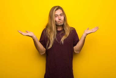 Sarı duvarın yükseltilmesi sırasında şüpheleri üzerinden uzun saçlı sarışın adam eller ve kollar